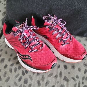 Saucony Brakethru  Red sport shoes